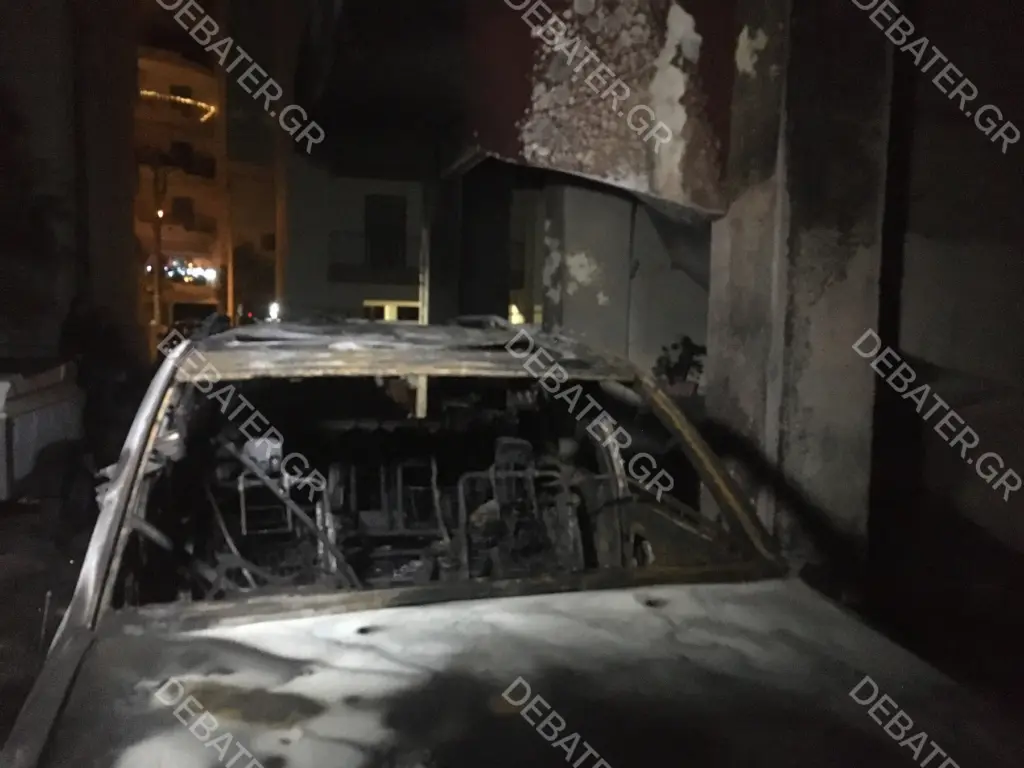 Φωτιά σε πυλωτή πολυκατοικίας στο Μενίδι – Κάηκαν ολοσχερώς 5 αυτοκίνητα (pics&vid)