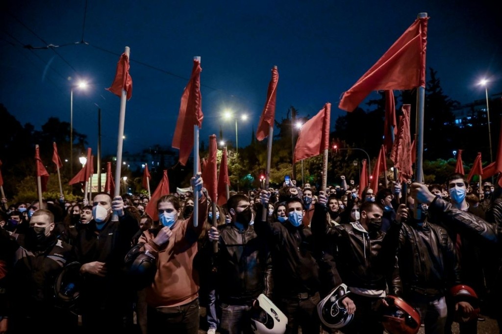 Χιλιάδες κόσμου τίμησε τη μνήμη του Πολυτεχνείου – Μαζική η πορεία για την 48η επέτειο (pics)