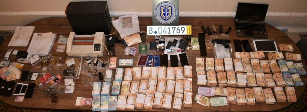 Πώς δρούσε η “φάμπρικα” με τις παράνομες ελληνοποιήσεις – Οι διάλογοι και η γυναίκα που “έλυνε και έδενε” (pics)