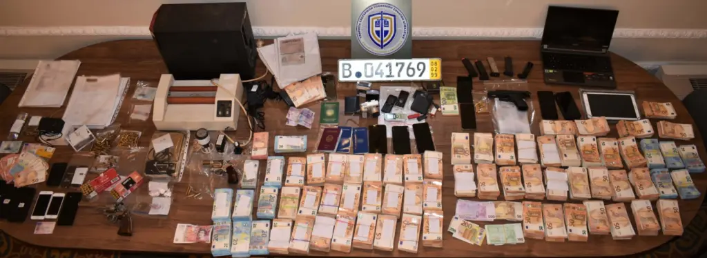 Πώς δρούσε η “φάμπρικα” με τις παράνομες ελληνοποιήσεις – Οι διάλογοι και η γυναίκα που “έλυνε και έδενε” (pics)