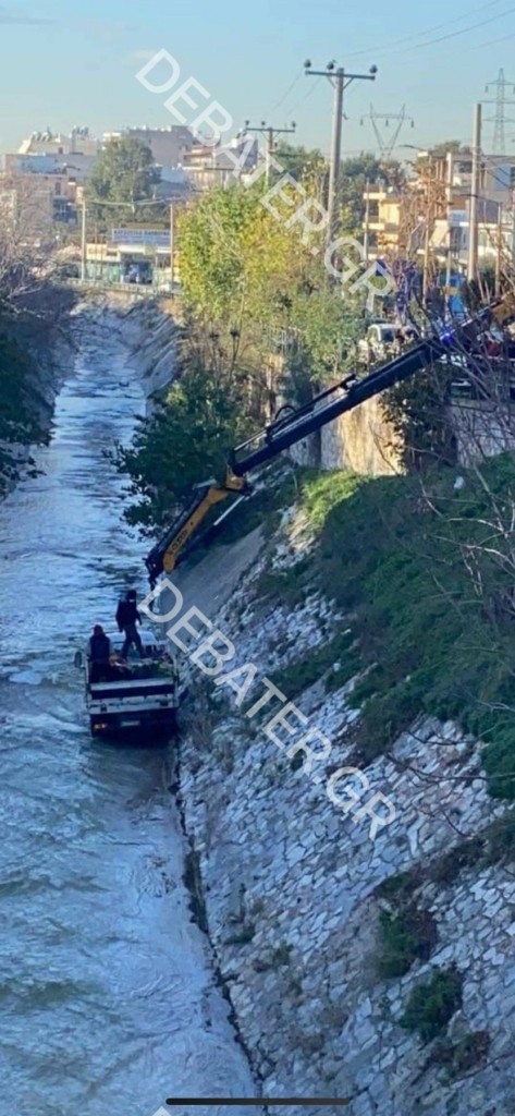 Απίστευτο ατύχημα στον Κηφισό – Φορτηγό έπεσε μέσα σε ρέμα (pics)