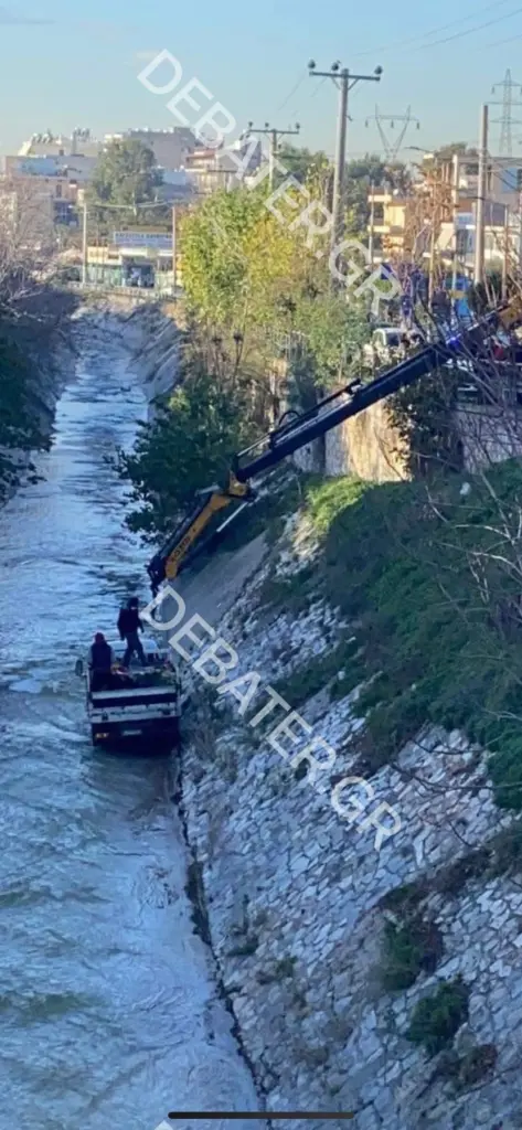 Απίστευτο ατύχημα στον Κηφισό – Φορτηγό έπεσε μέσα σε ρέμα (pics)