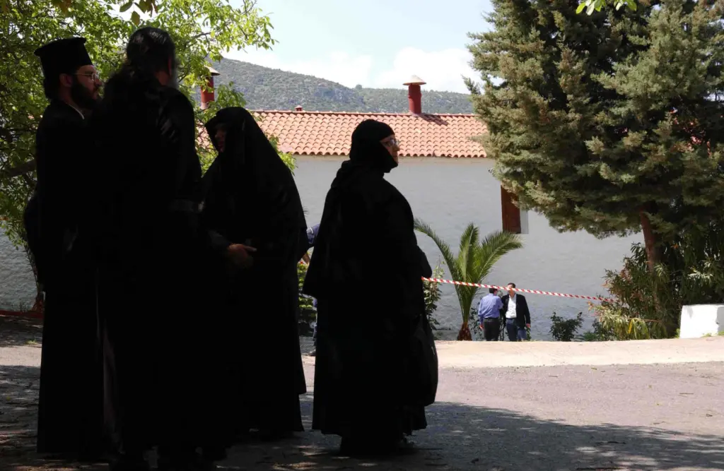 Λυκόβρυση: Μπουνιές και ξύλο για μια θέση πάρκινγκ σε… Μοναστήρι