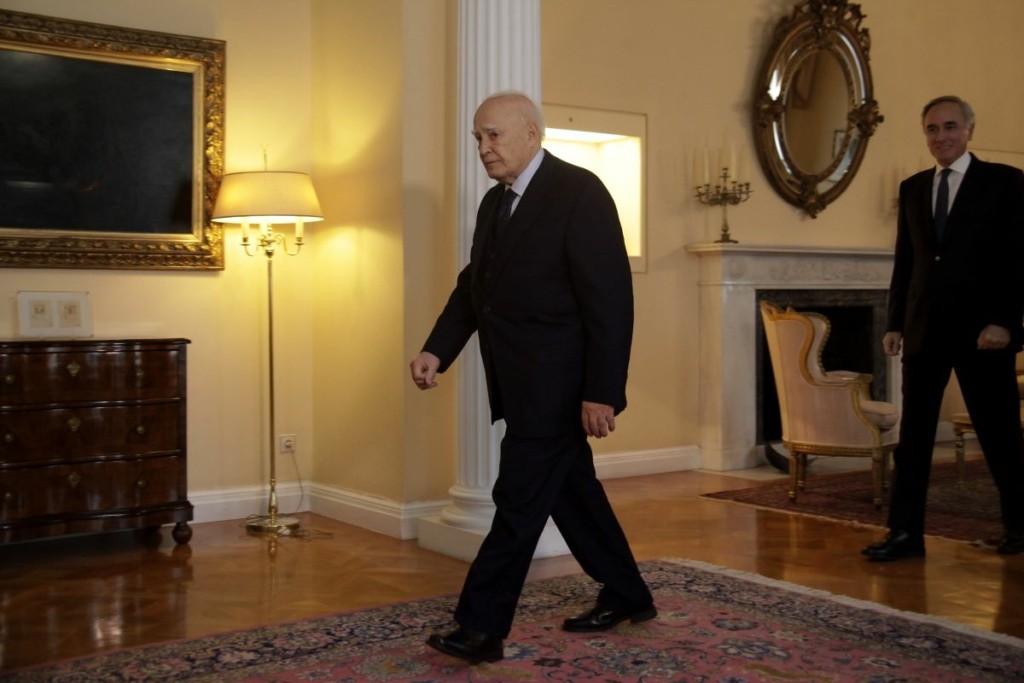 Με τιμές αρχηγού κράτους η κηδεία του Κάρολου Παπούλια – Τριήμερο δημόσιο πένθος