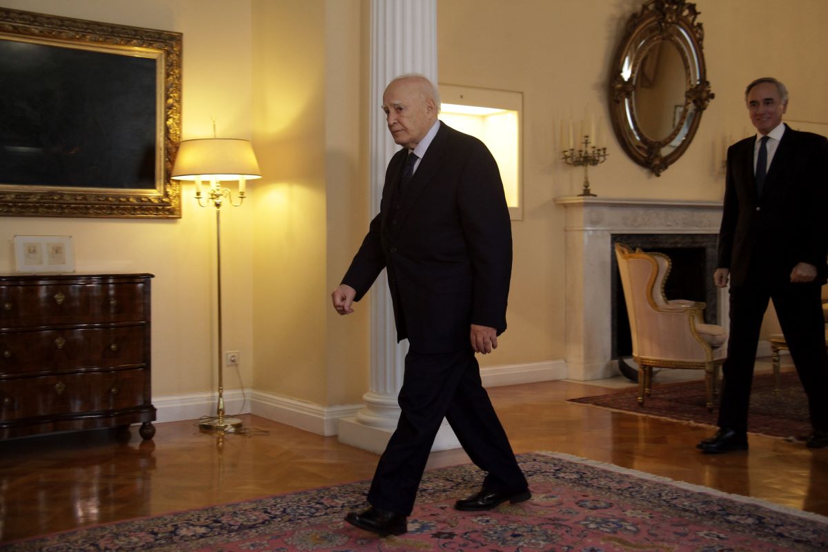 Με τιμές αρχηγού κράτους η κηδεία του Κάρολου Παπούλια – Τριήμερο δημόσιο πένθος