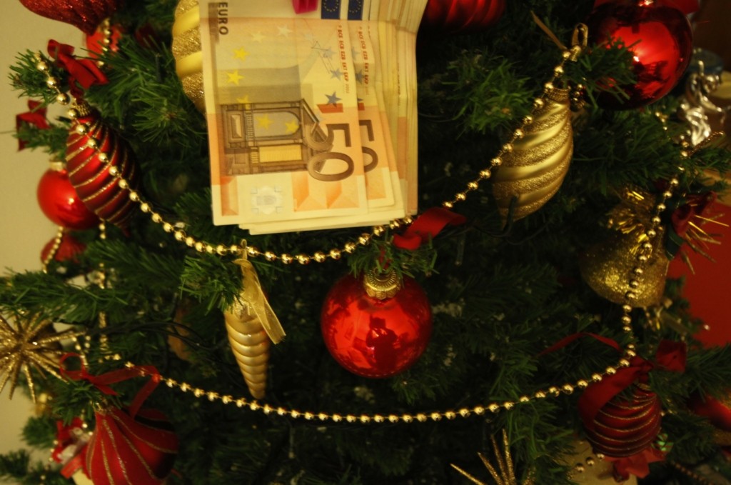 Όλα όσα θέλετε να ξέρετε για το δώρο Χριστουγέννων – Πότε καταβάλλεται και πώς θα το υπολογίσετε