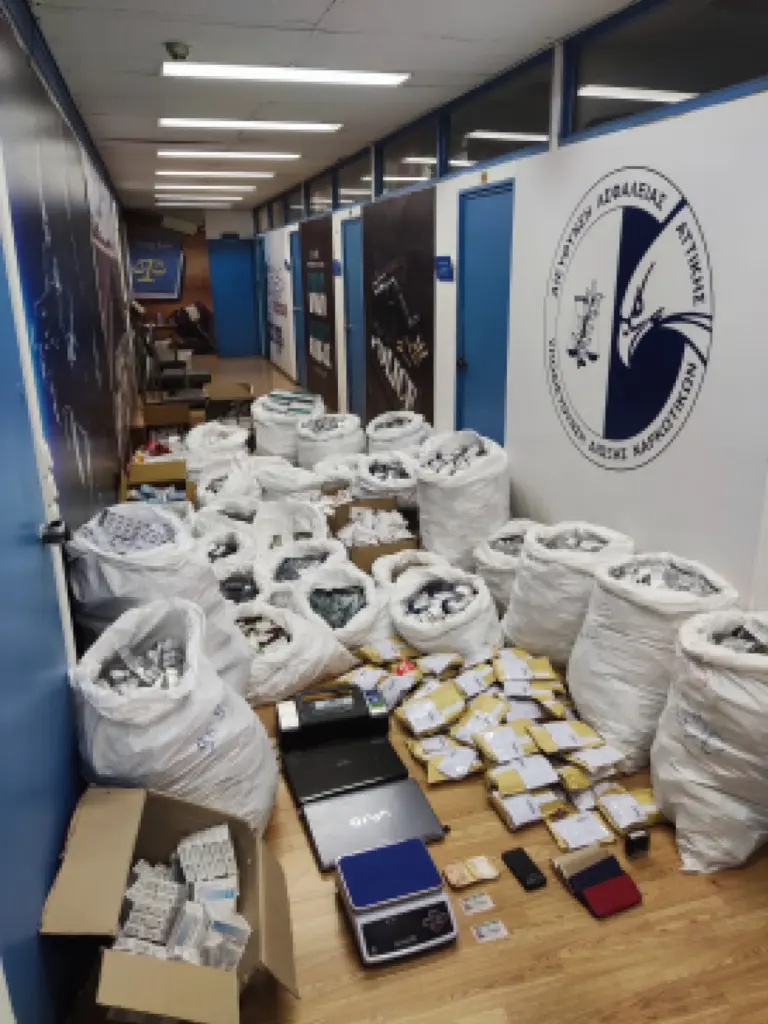 Τεράστιο διεθνές κύκλωμα αναβολικών “κρυβόταν” στα βόρεια προάστια – Με τη βοήθεια των Αμερικανών εντόπισαν εκατομμύρια χάπια (pics&vid)