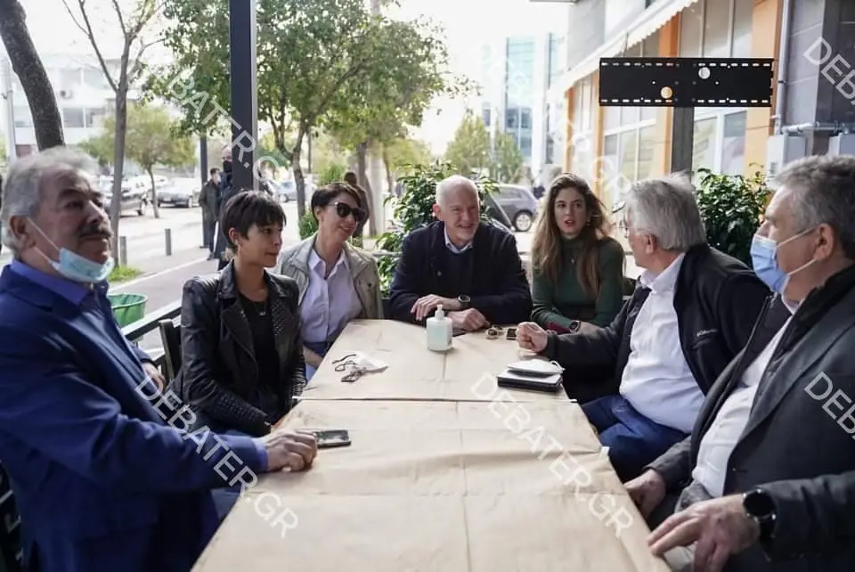 Σε καφενείο στο Ίλιον ο Γιώργος Παπανδρέου μετά την ψήφο (pic)