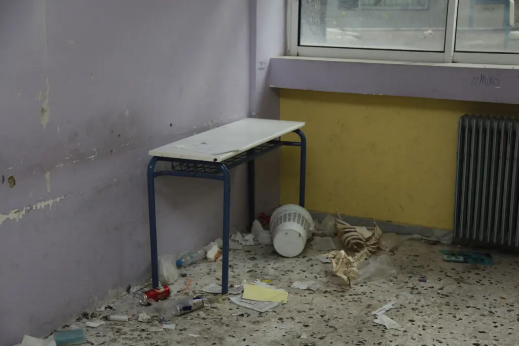 Πρωτοφανείς βανδαλισμοί σε σχολείο του Πύργου – Έβαλαν φωτιές, προκάλεσαν ζημιές (pics&vid)