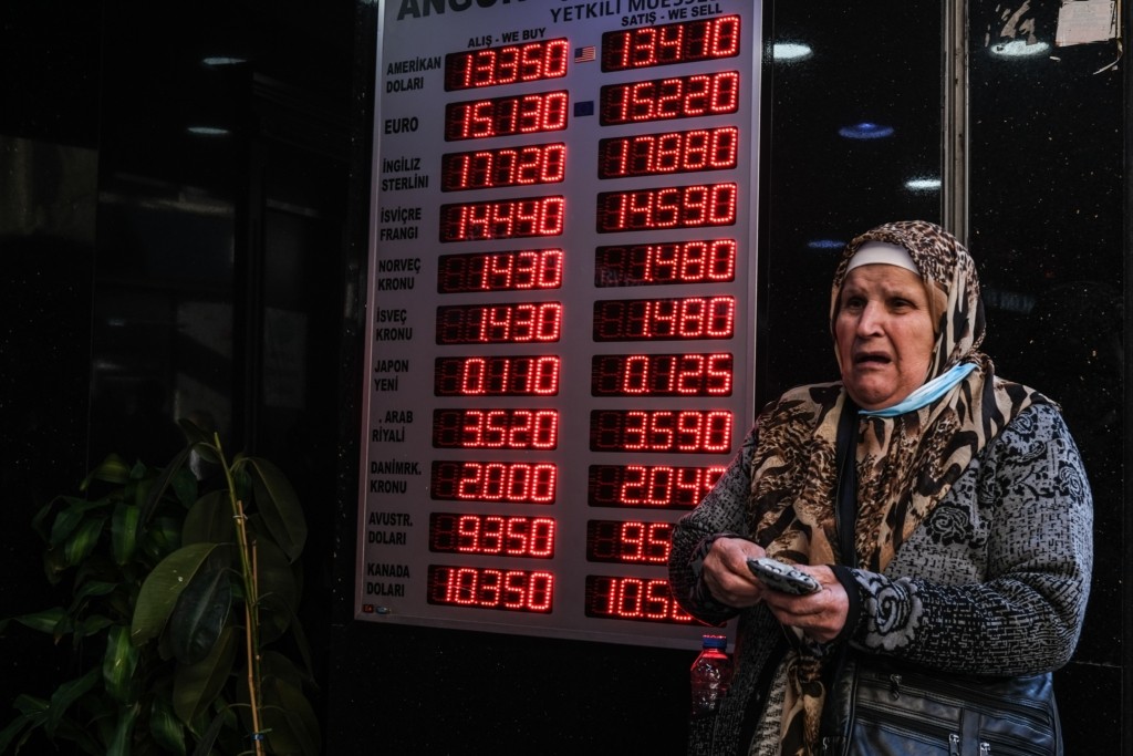 Η λίρα “βουλιάζει” κι ο Ερντογάν… υπόσχεται να μειώσει τον πληθωρισμό από το 21% στο 4%