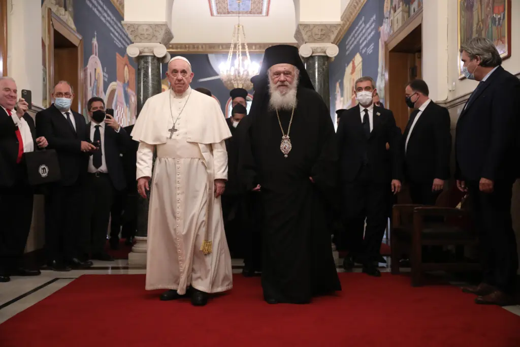 Στην Αρχιεπισκοπή ο Πάπας Φραγκίσκος, συναντήθηκε με τον Ιερώνυμο (vid)