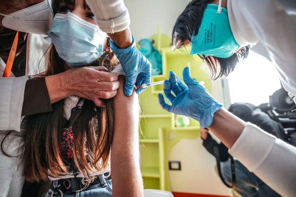 Ποια εμβόλια προστατεύουν περισσότερο από τη μετάλλαξη Όμικρον – Τα πρώτα επιστημονικά δεδομένα