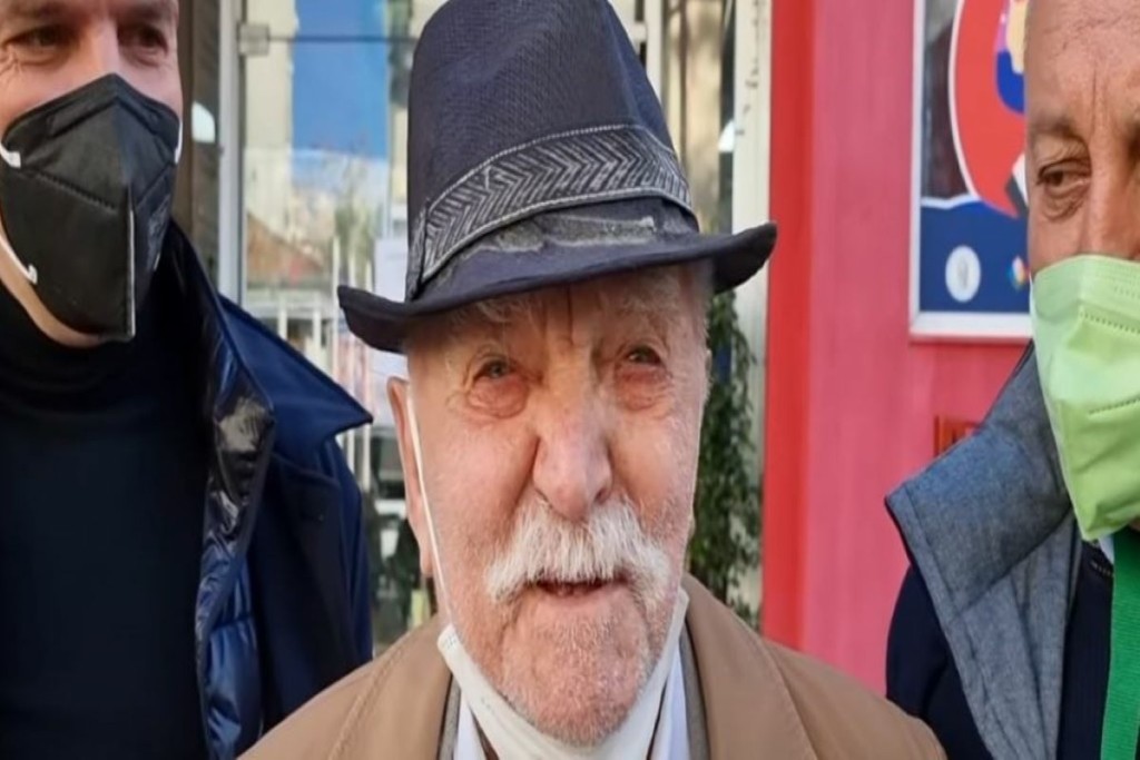 Παππούλης 101 ετών πήγε να ψηφίσει και στον β’γύρο των εκλογών του ΚΙΝΑΛ – “Το ΠΑΣΟΚ είναι εδώ” (vid)