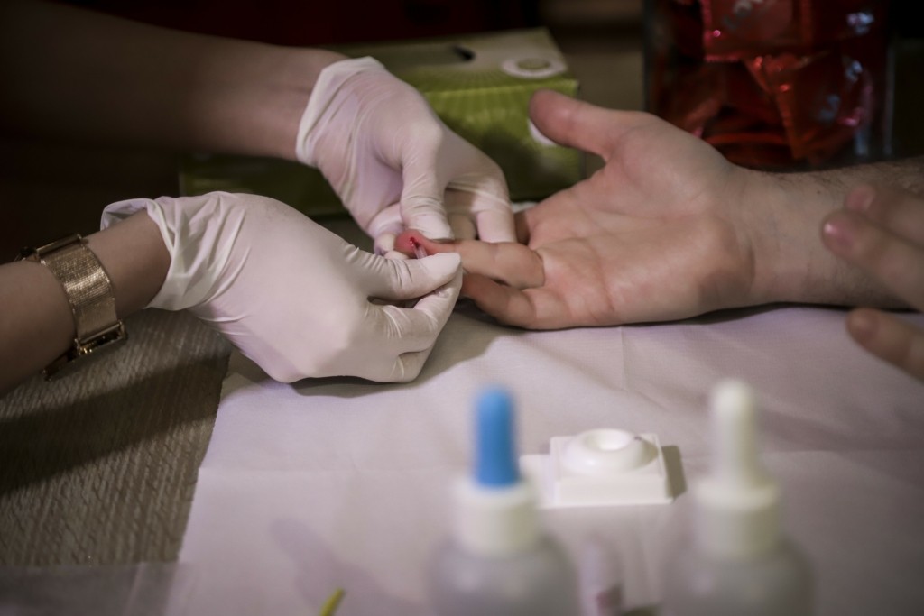 Δικαίωμα αναδοχής και σε ασθενείς με AIDS ή ηπατίτιδα Β – Στην άυλη συνταγογράφηση τα φάρμακα για τον HIV