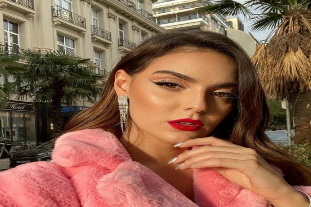 Η πρώην κολλητή της Τούνη βγάζει τα glam φορέματα και ετοιμάζεται για μάχη – Ποια είναι η Βρισηίδα Ανδριώτου