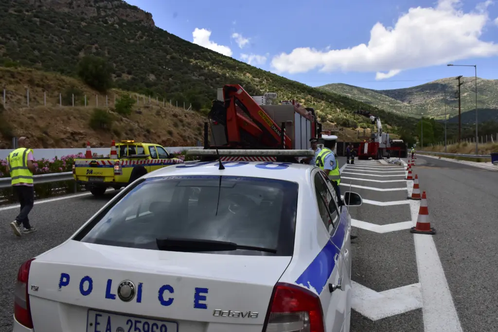 Νταλίκα “τούμπαρε” στην εθνική οδό – Τον οδηγό έσωσαν αστυνομικοί που περνούσαν τυχαία (pics)