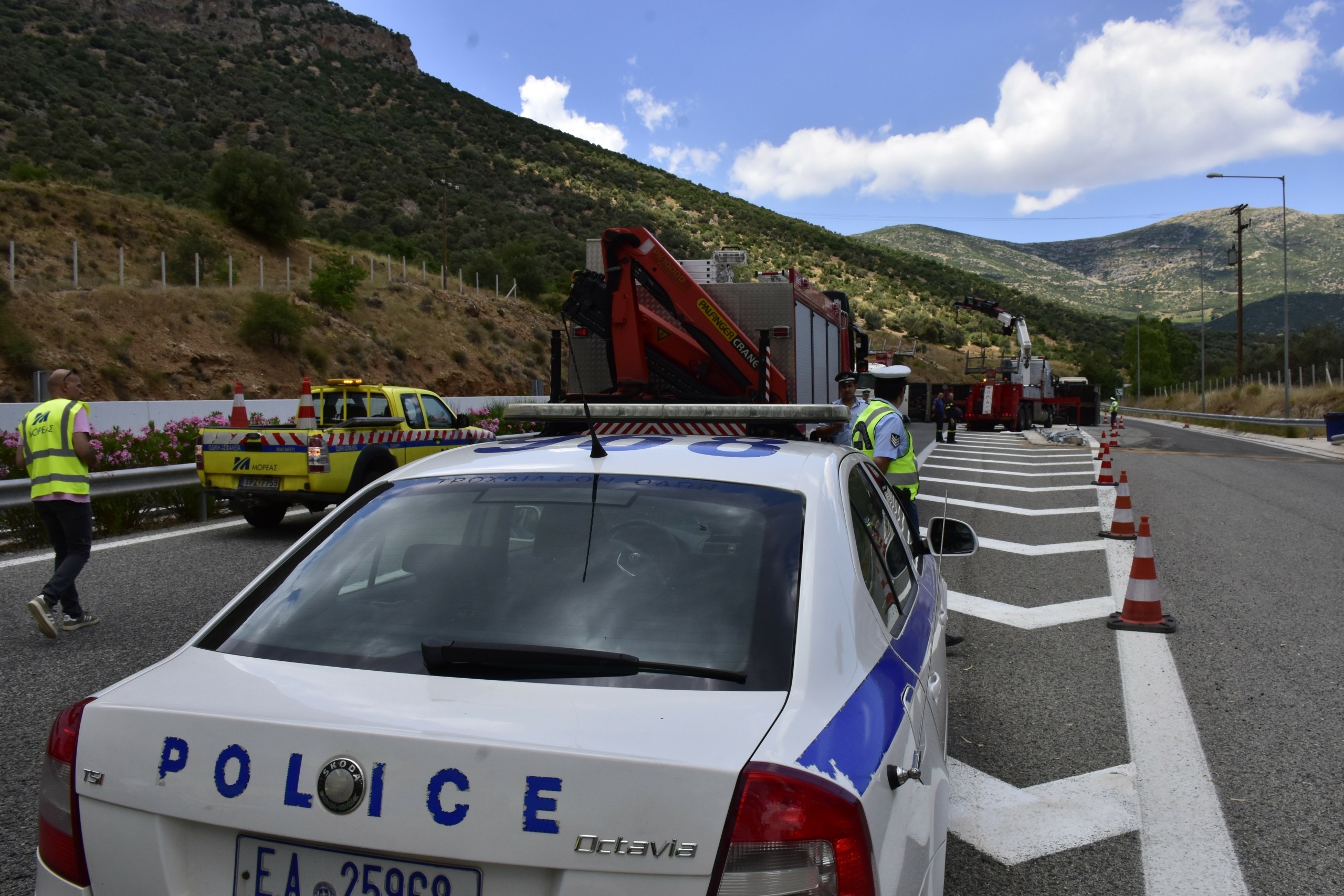 Νταλίκα “τούμπαρε” στην εθνική οδό – Τον οδηγό έσωσαν αστυνομικοί που περνούσαν τυχαία (pics)
