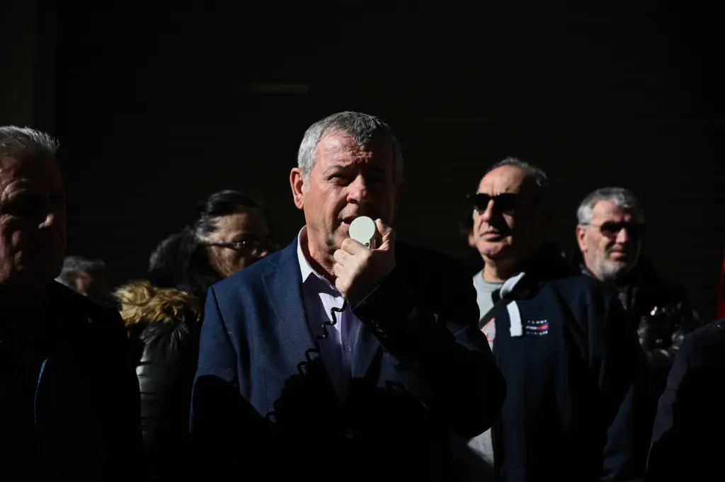 Επιμένει ο Μιχάλης Γιαννάκος – Δε μίλησα για VIP κλίνες ΜΕΘ, ο απλός λαός δε βρίσκει κρεβάτι (vid)