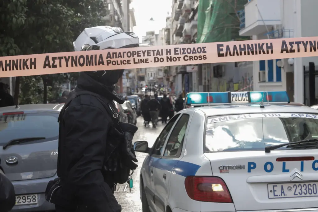 “Τη μαχαίρωσε μπροστά μας” λέει ο αστυνομικός που έσωσε την 38χρονη – Τα ουρλιαχτά “πάγωσαν” τη γειτονιά