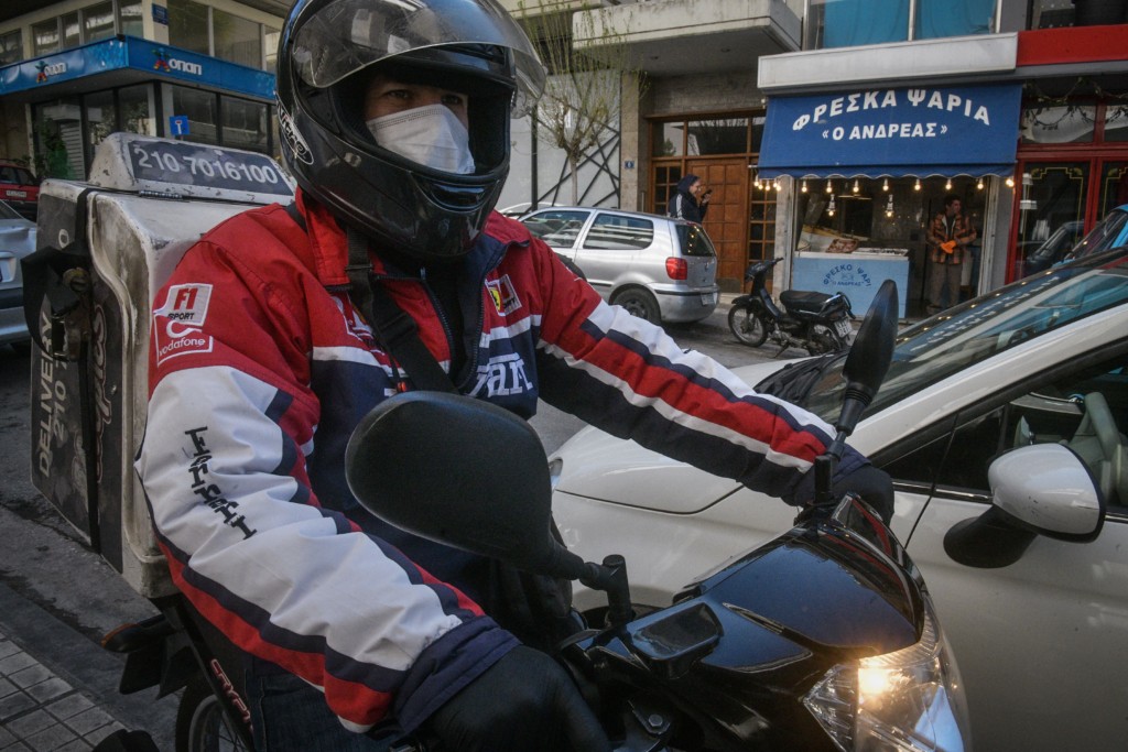 Ντελιβεράδες έφαγαν ανελέητο ξύλο από δέκα άτομα που δεν… ήθελαν να πληρώσουν