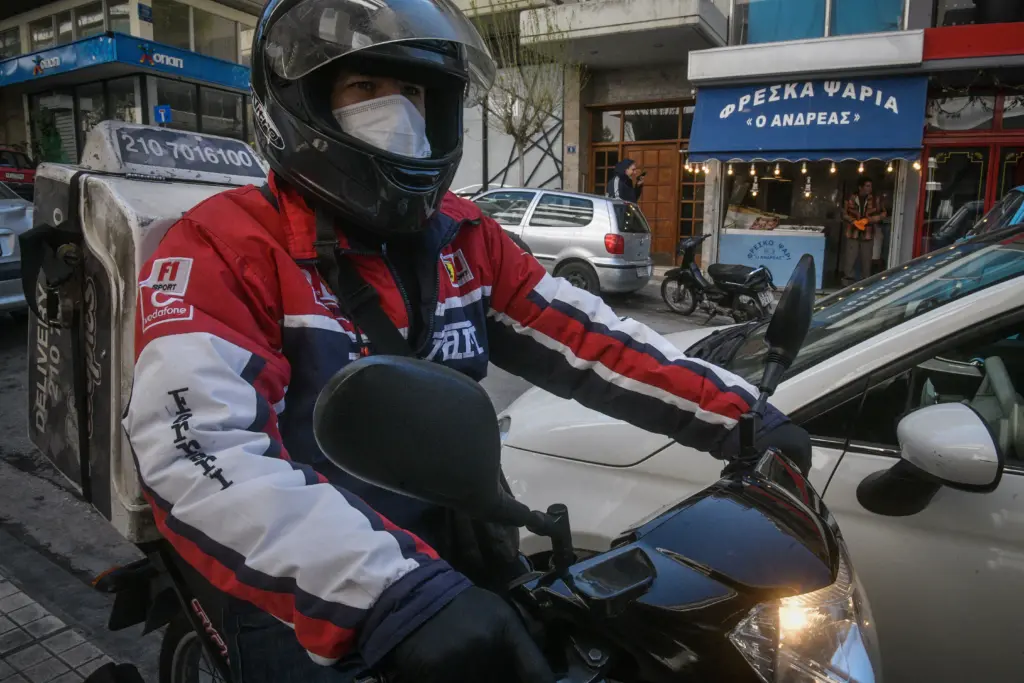 Ντελιβεράδες έφαγαν ανελέητο ξύλο από δέκα άτομα που δεν… ήθελαν να πληρώσουν