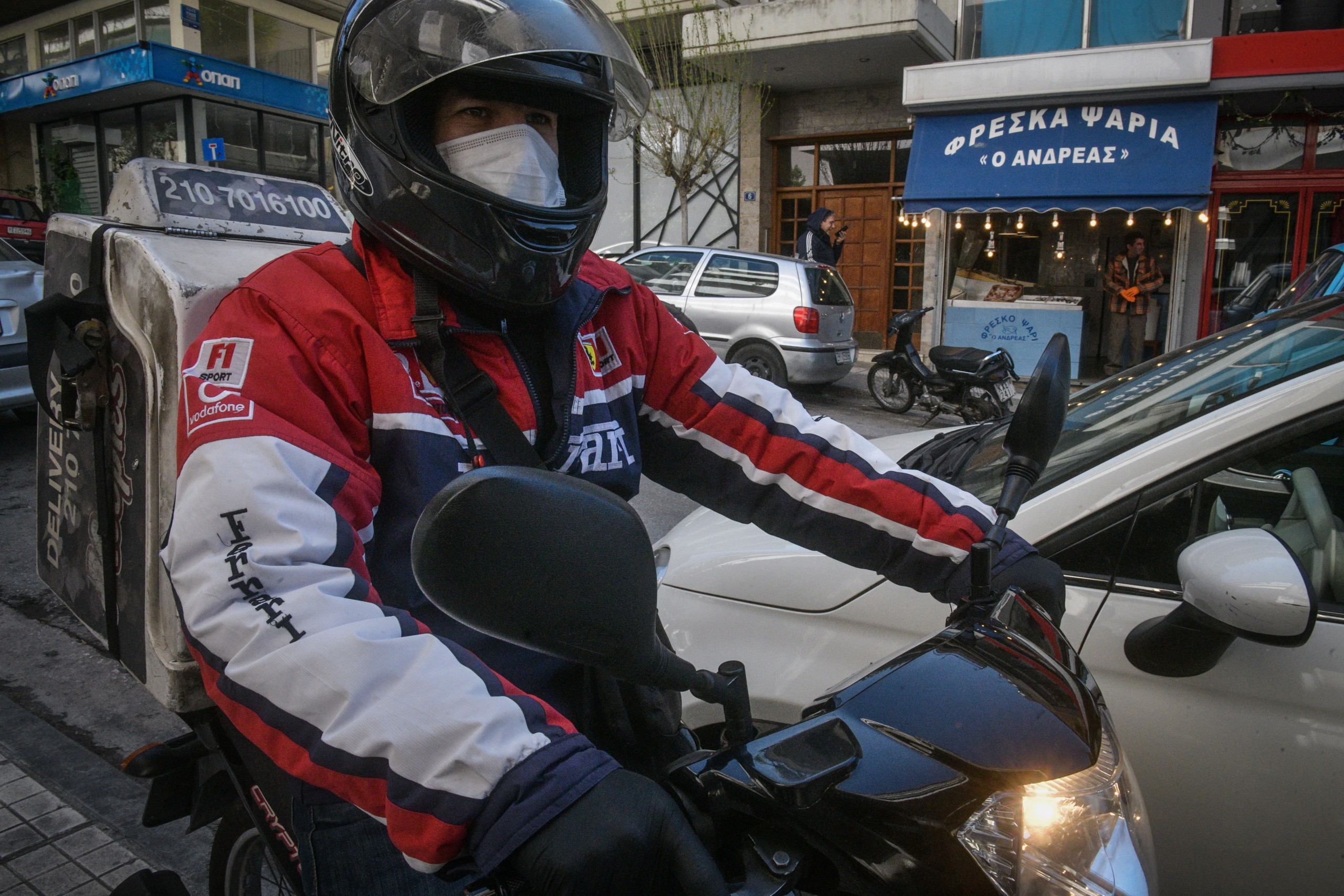 Ντελιβεράδες έφαγαν ανελέητο ξύλο από δέκα άτομα που δεν… ήθελαν να πληρώσουν