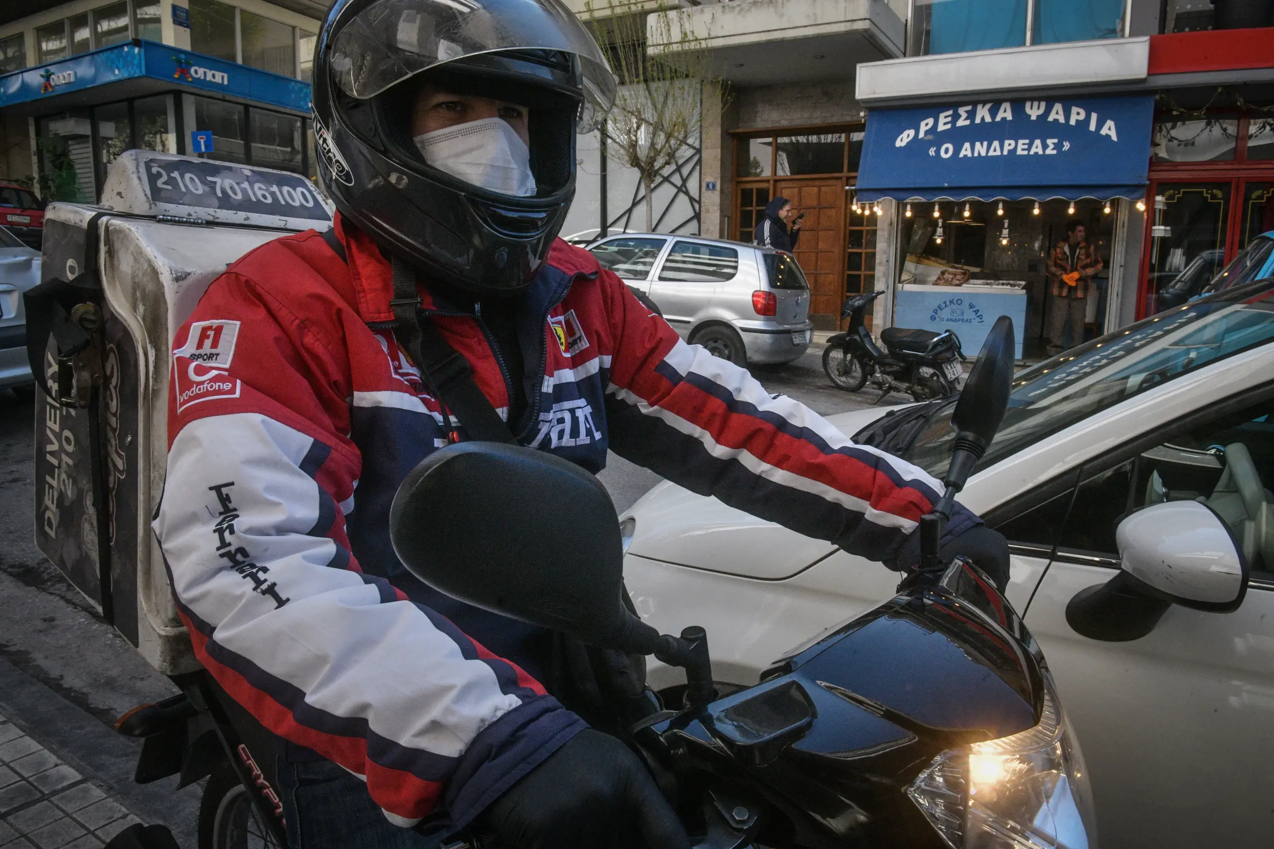 Ντελιβεράδες έφαγαν ανελέητο ξύλο από δέκα άτομα που δεν… ήθελαν να πληρώσουν