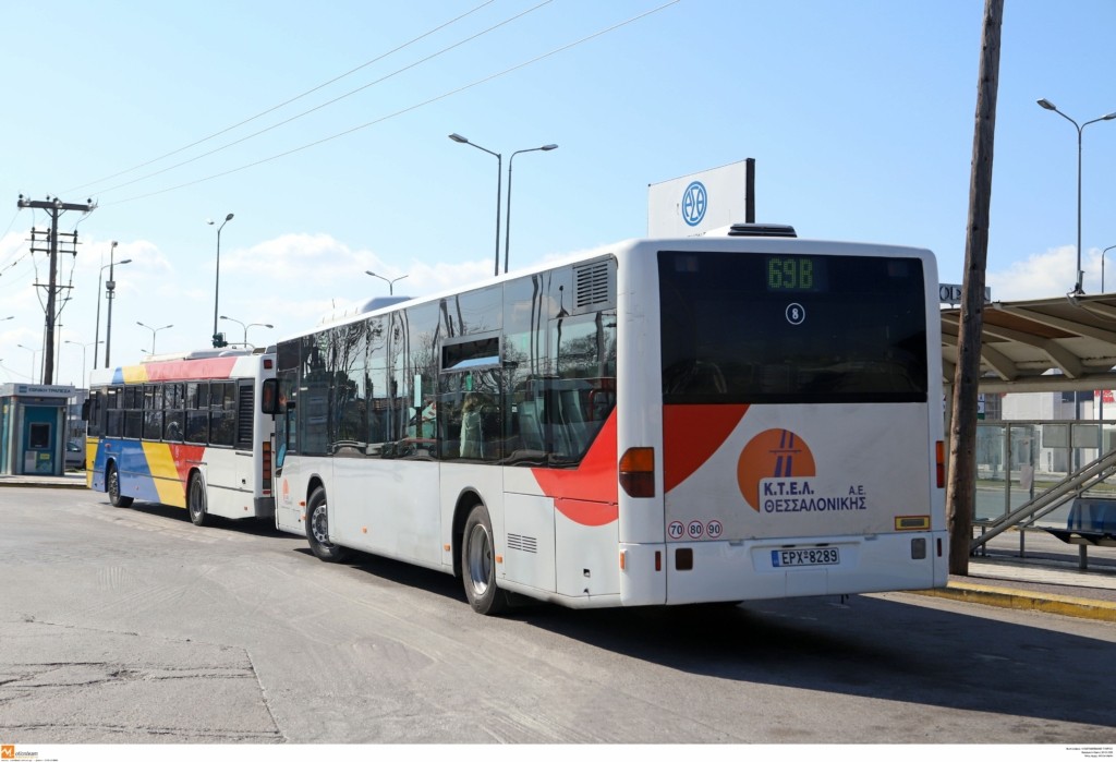Μαθητές πέταξαν πέτρες σε λεωφορείο του ΚΤΕΛ στη Χαλκιδική – Τραυματίστηκε ο οδηγός