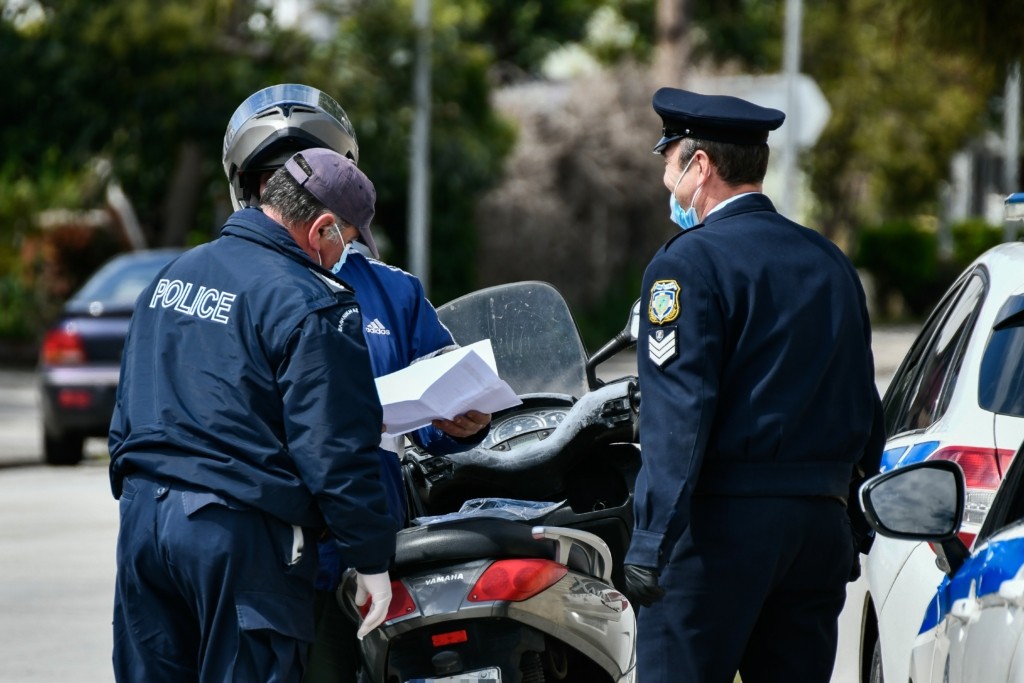 Δεκάδες αστυνομικοί στο κύκλωμα παράνομων ελληνοποιήσεων – 320.000 ευρώ βρέθηκαν στο χρηματοκιβώτιο διοικητή