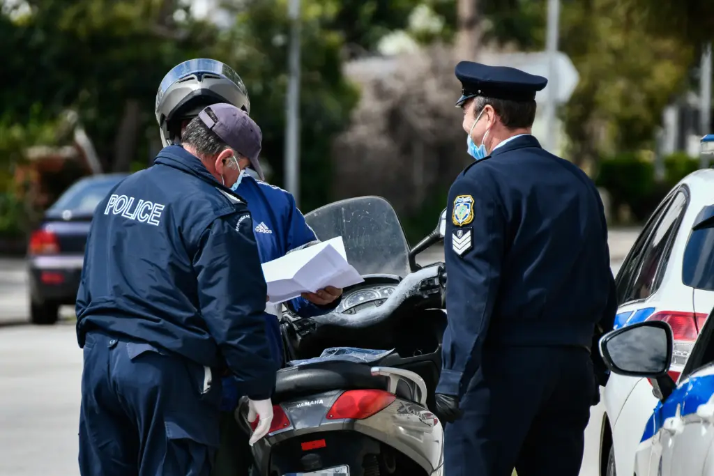 Δεκάδες αστυνομικοί στο κύκλωμα παράνομων ελληνοποιήσεων – 320.000 ευρώ βρέθηκαν στο χρηματοκιβώτιο διοικητή