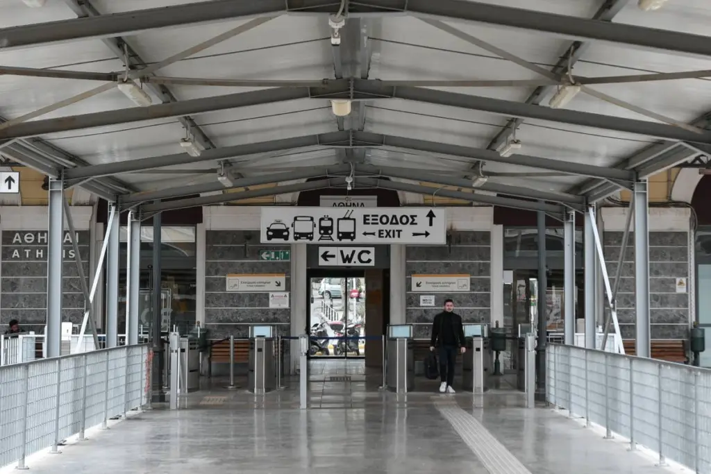 Εφιαλτικές στιγμές για φοιτήτρια στον σταθμό Λαρίσης – Άνδρας την κυνηγούσε στις αποβάθρες