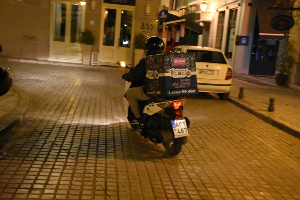 Μπαίνει “χαράτσι” στις πλαστικές συσκευασίες σε delivery και take away