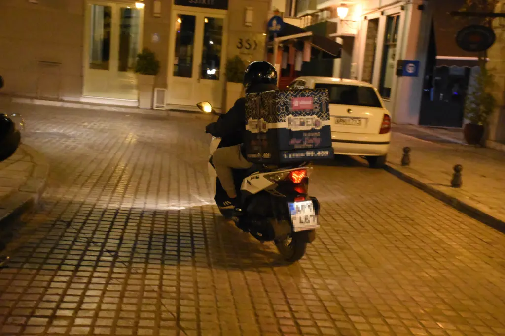 Μπαίνει “χαράτσι” στις πλαστικές συσκευασίες σε delivery και take away