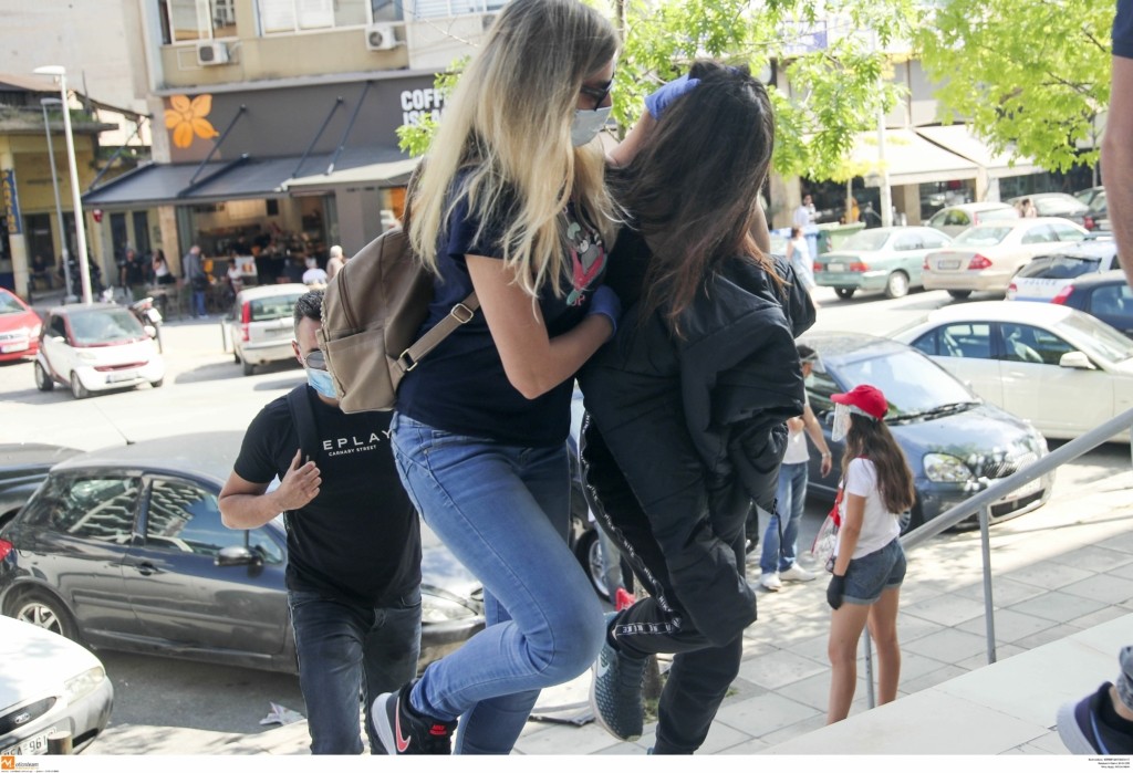 Στο εδώλιο μάνα και κόρη για τη δολοφονία του 49χρονου στον Εύοσμο – Η μία “καρφώνει” την άλλη