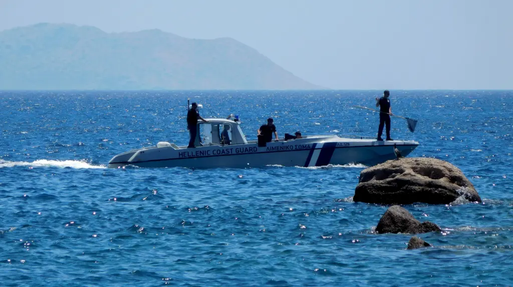 Βυθίστηκε σκάφος με μετανάστες ανοιχτά της Φολεγάνδρου – Διασώθηκαν 12, έρευνες για τους αγνοούμενους