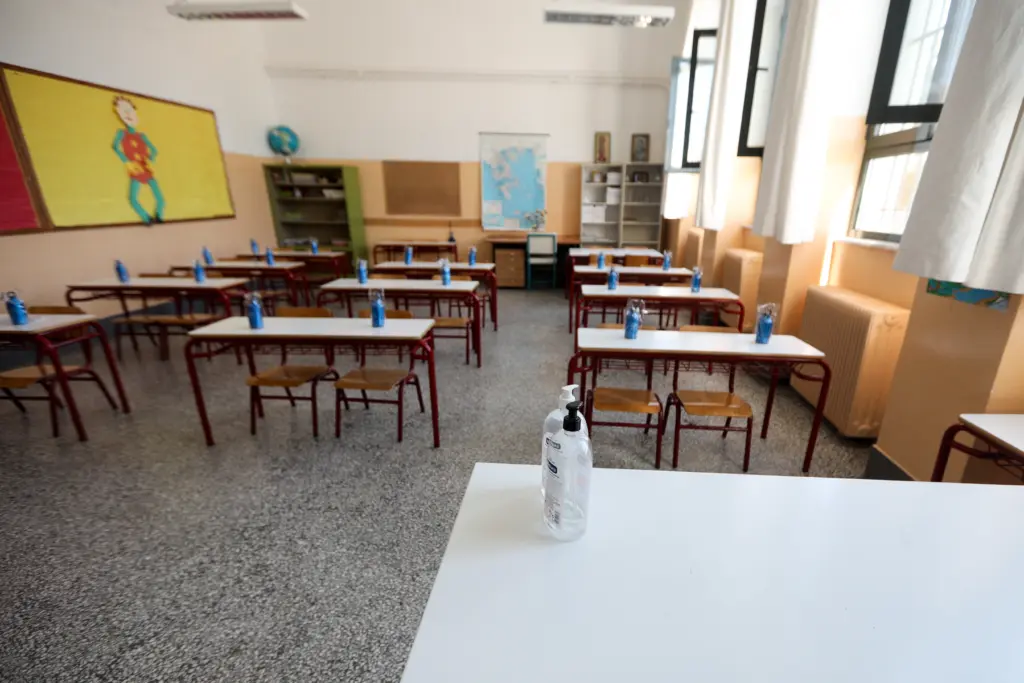 “Κλειδώνουν” την Τρίτη οι αποφάσεις για τα σχολεία – Οι αλλαγές που εξετάζονται (vids)