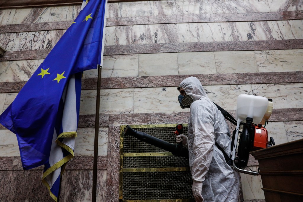 Απίστευτο ατύχημα στη Βουλή – Ελληνική σημαία έπεσε στο κεφάλι υπαλλήλου