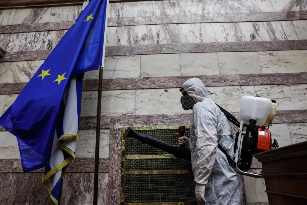 Απίστευτο ατύχημα στη Βουλή – Ελληνική σημαία έπεσε στο κεφάλι υπαλλήλου