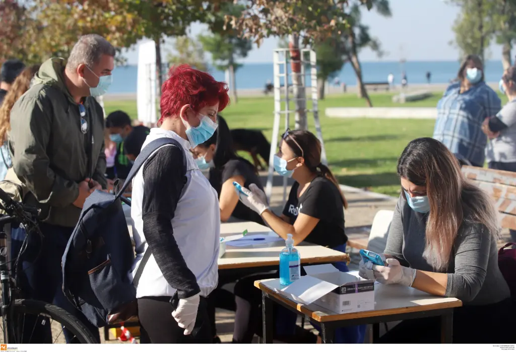 Χαραμάδα αισιοδοξίας στη Θεσσαλονίκη – Σημάδια αποκλιμάκωσης στο ιικό φορτίο