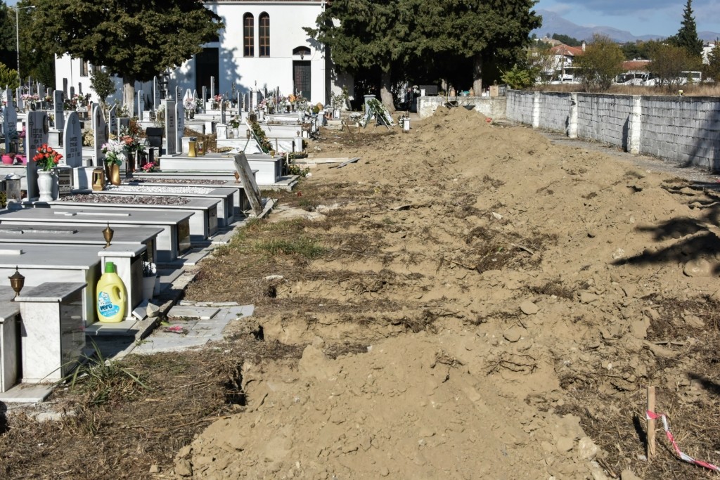 Γέμισαν με θύματα του κορονοϊού οι τάφοι στη Λαμία – Ανοίγουν συνεχώς νέους στην Ξηριώτισσα (pics&vid)