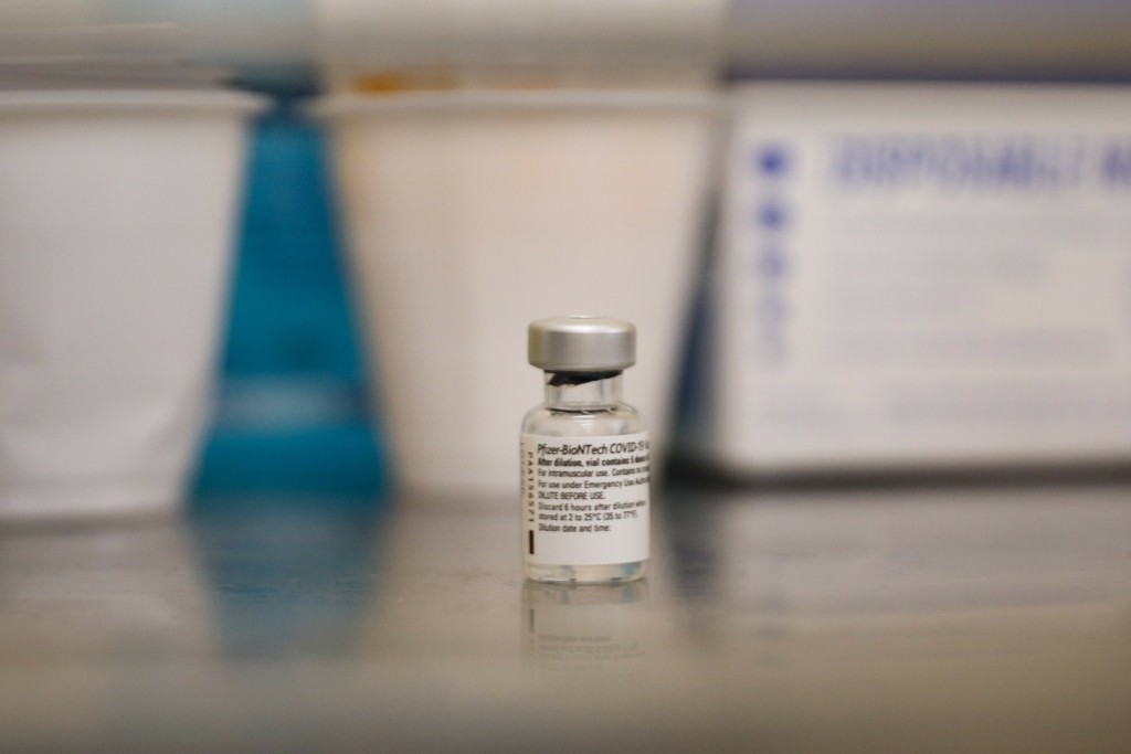Η τρίτη δόση αδρανοποιεί τη μετάλλαξη Όμικρον –  Τι δείχνουν τα αποτελέσματα ερευνών της Pfizer (vid)