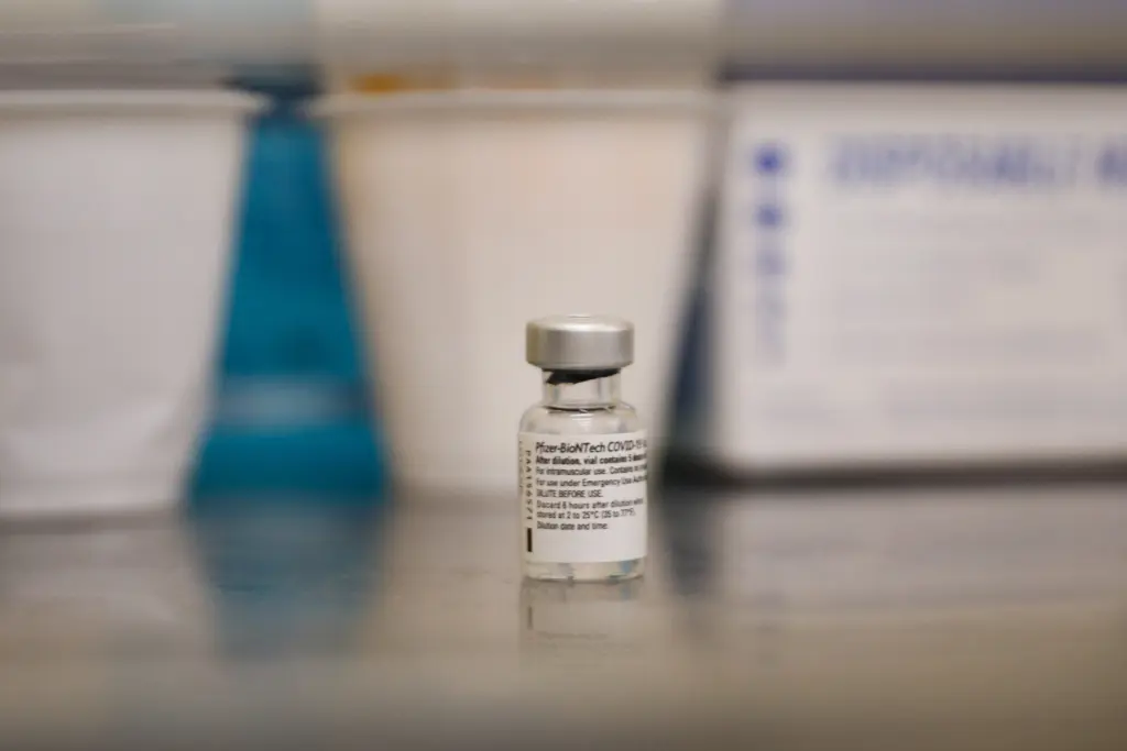 Η τρίτη δόση αδρανοποιεί τη μετάλλαξη Όμικρον –  Τι δείχνουν τα αποτελέσματα ερευνών της Pfizer (vid)