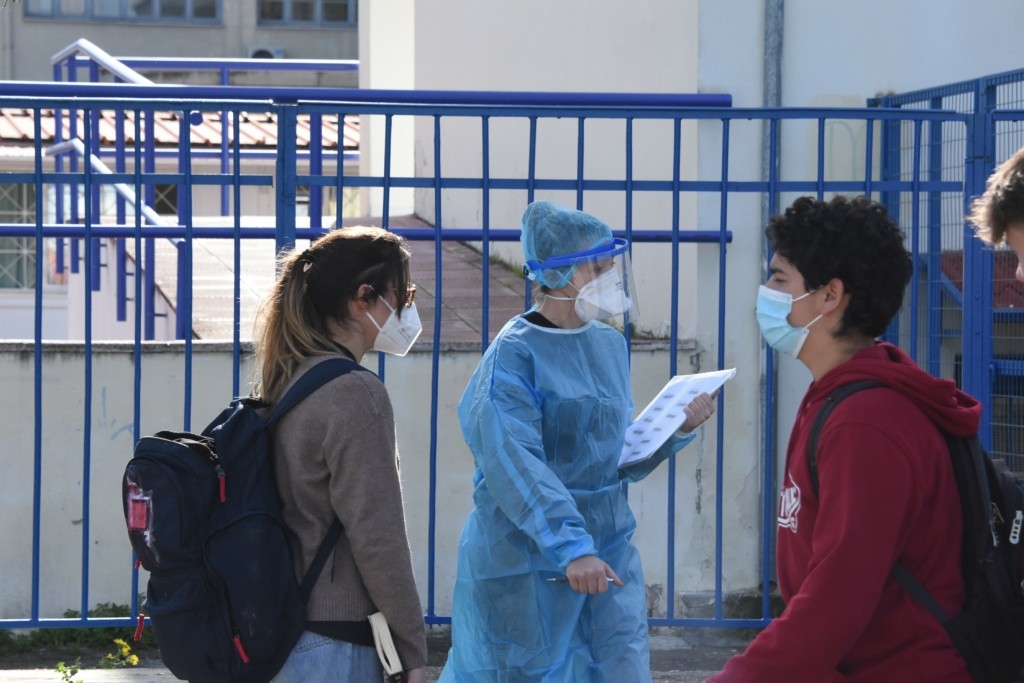 “Βράζει” από κορονοϊό η Λέσβος, ανησυχία για τη μεγάλη διασπορά στα σχολεία – “Εξετάζεται μίνι lockdown”