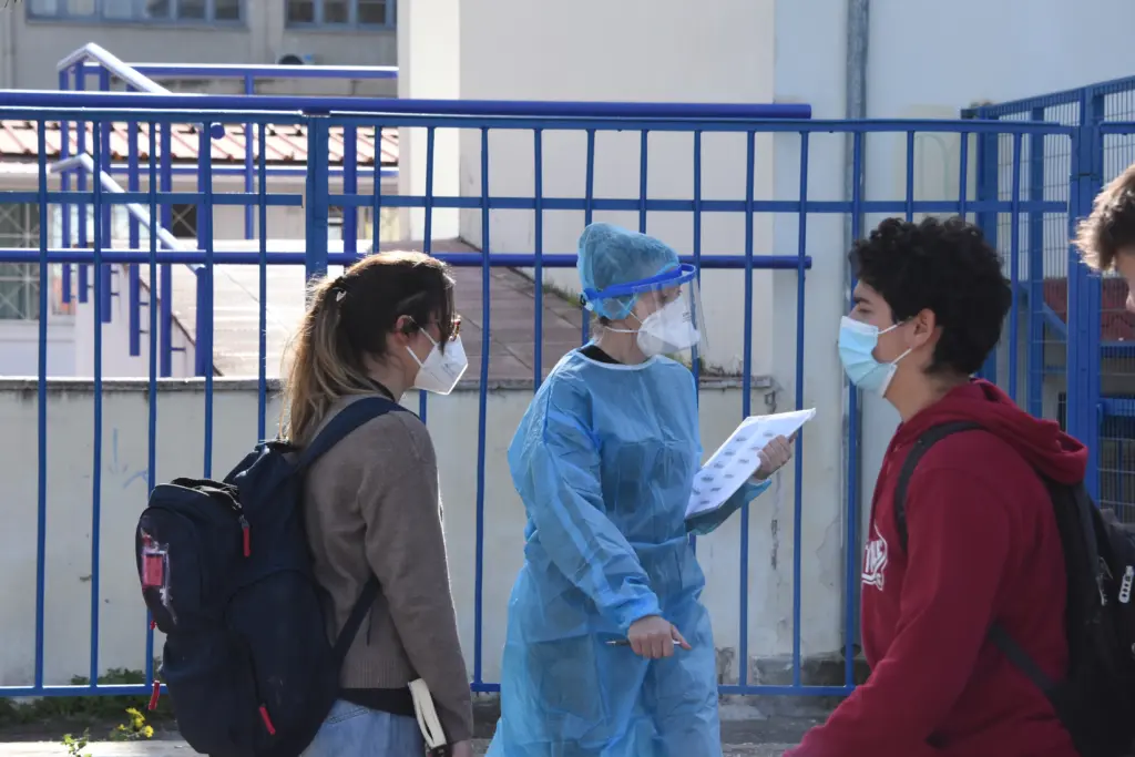 “Βράζει” από κορονοϊό η Λέσβος, ανησυχία για τη μεγάλη διασπορά στα σχολεία – “Εξετάζεται μίνι lockdown”