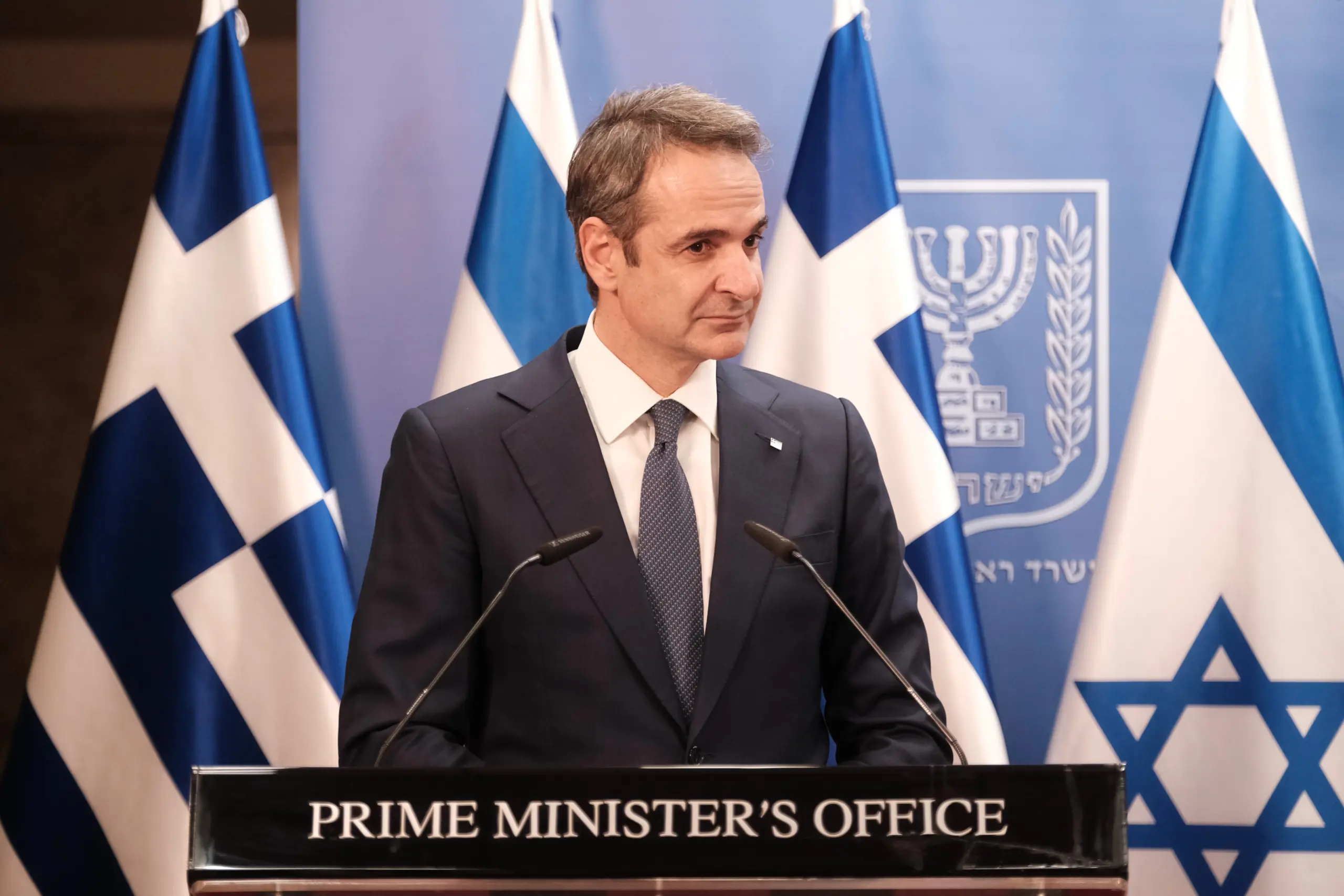 Στο Ισραήλ για την τριμερή με την Κύπρο ο πρωθυπουργός – Πρώτη συνάντηση με Μπένετ
