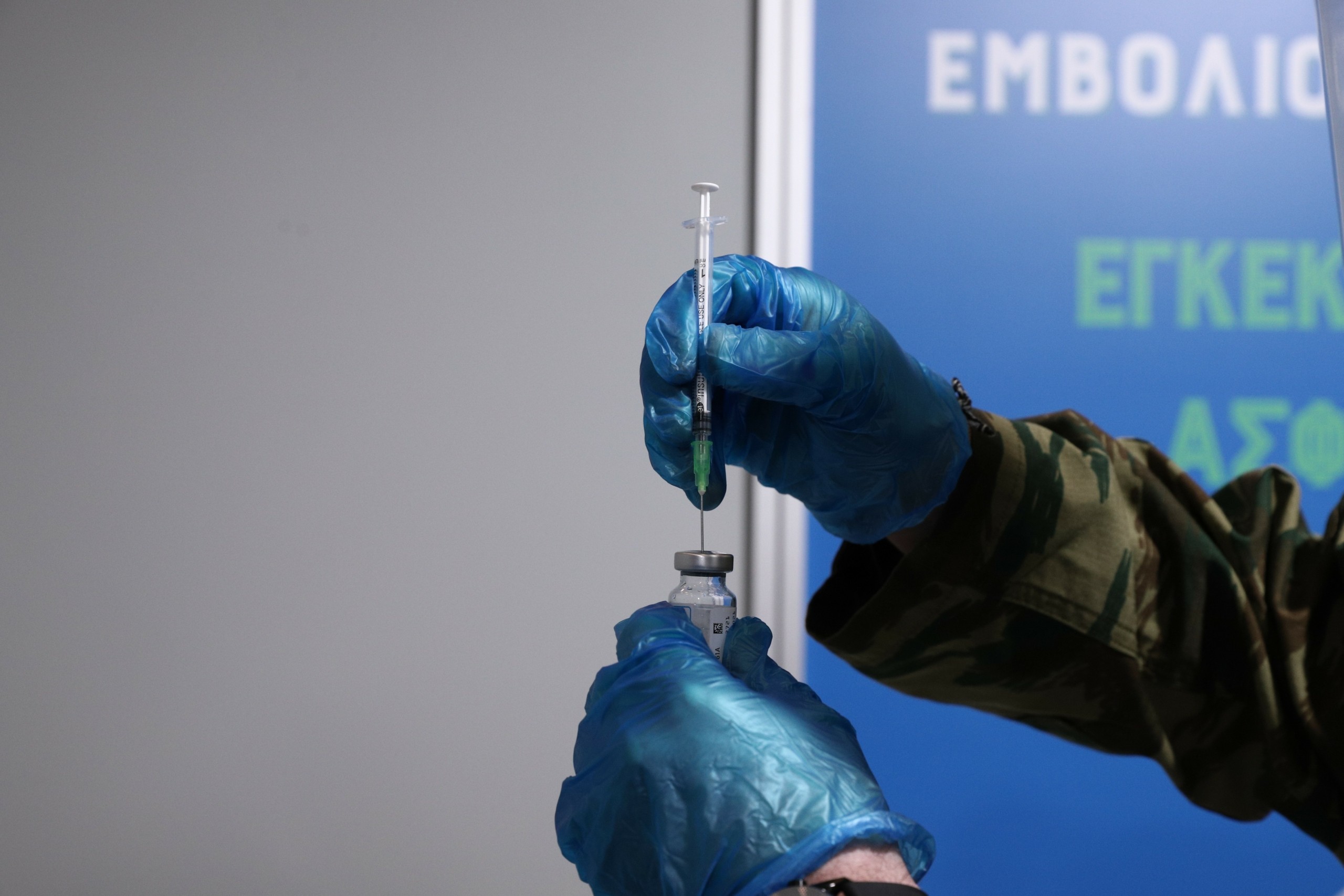 Αδιανόητη κομπίνα στην Πάτρα – Πλήρωσαν 650 ευρώ και ο γιατρός τους έκανε τα εμβόλια στα… μπουφάν (vid)