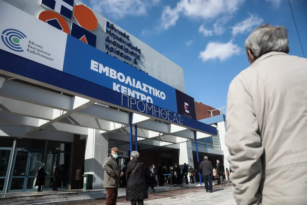 Σπεύδουν να εμβολιαστούν οι πολίτες – Κλείστηκαν 131.000 ραντεβού για την τρίτη δόση (vid)