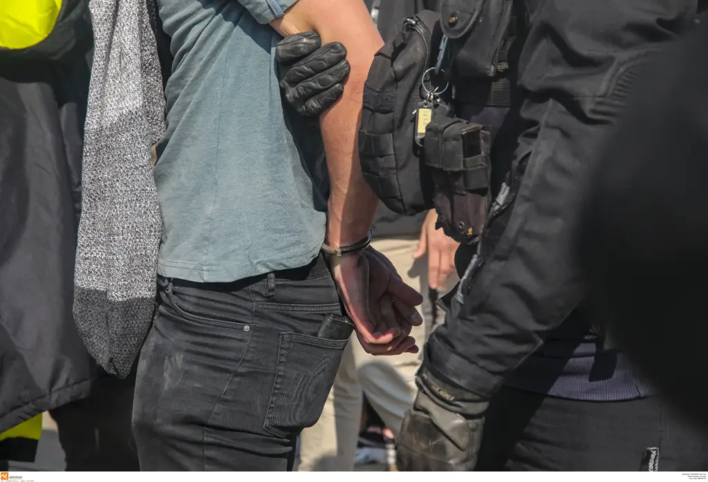 Άγρια ληστεία μέσα στο ΑΠΘ – Απείλησαν 18χρονο με μπαλτά
