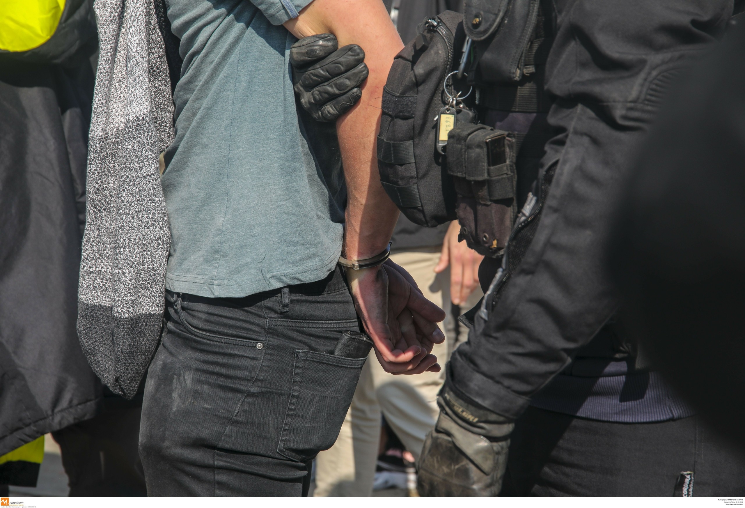 Άγρια ληστεία μέσα στο ΑΠΘ – Απείλησαν 18χρονο με μπαλτά
