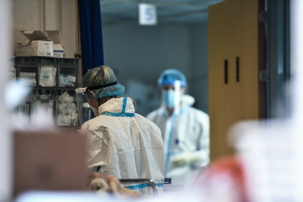Πόσο πιθανή είναι μια νέα μετάλλαξη από τον συνδυασμό Όμικρον και Δέλτα – Τα σενάρια και η συμπεριφορά του ιού (vid)